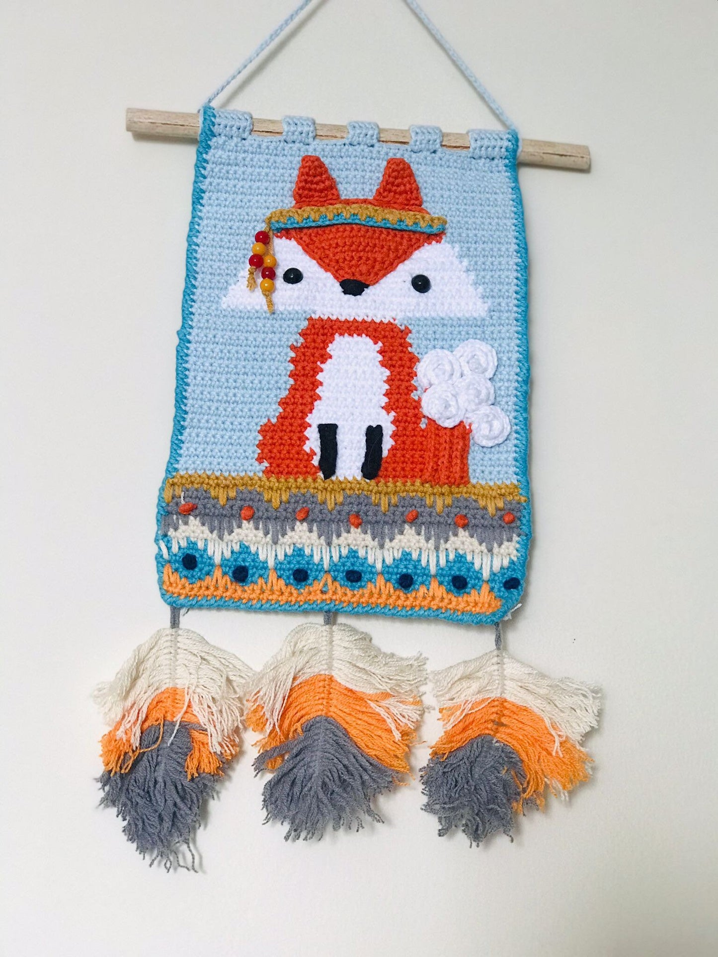 Crochet wall hanging with a woodland theme, featuring a lion, giraffe, and elephant Handmade nursery decor made from soft yarn in earthy tones Three safari animals in crochet form, perfect for a nature-inspired nursery Wall decor with a woodland vibe