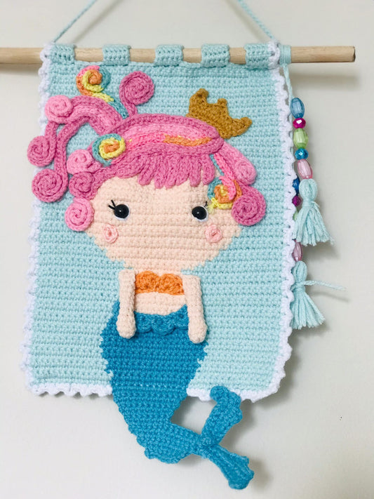 Crochet wall hanging with a woodland theme, featuring a lion, giraffe, and elephant Handmade nursery decor made from soft yarn in earthy tones Three safari animals in crochet form, perfect for a nature-inspired nursery Wall decor with a woodland vibe