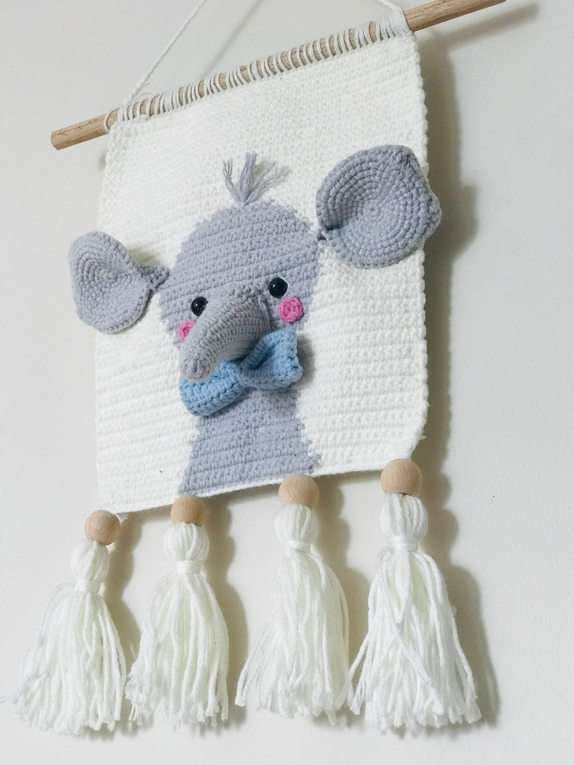 Crochet wall hanging with a woodland theme, featuring a lion, giraffe, and elephant Handmade nursery decor made from soft yarn in earthy tones Three safari animals in crochet form, perfect for a nature-inspired nursery Wall decor with a woodland vibe