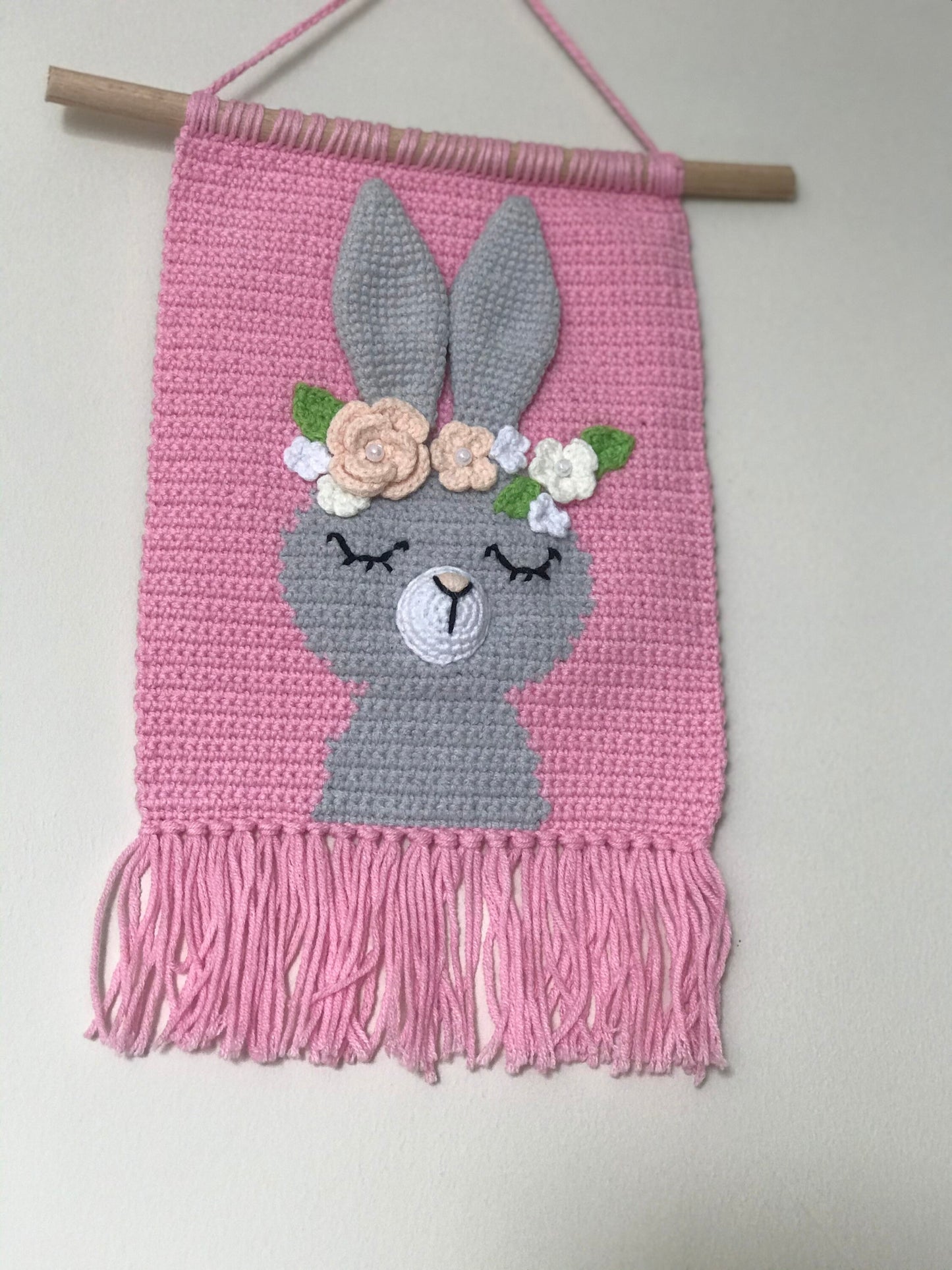 Crochet wall hanging with a woodland theme, featuring a lion, giraffe, and elephant Handmade nursery decor made from soft yarn in earthy tones Three safari animals in crochet form, perfect for a nature-inspired nursery Wall decor with a woodland vibe