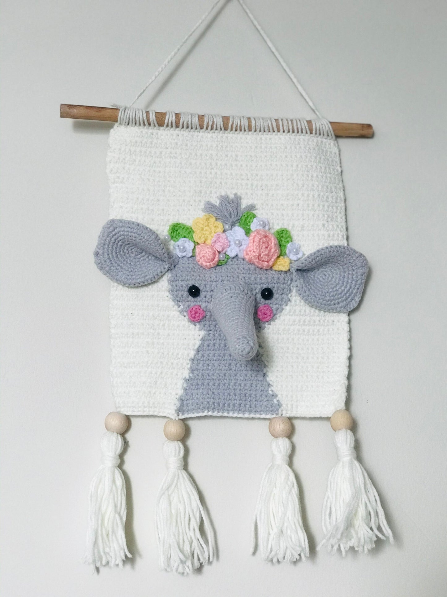 Crochet wall hanging with a woodland theme, featuring a lion, giraffe, and elephant Handmade nursery decor made from soft yarn in earthy tones Three safari animals in crochet form, perfect for a nature-inspired nursery Wall decor with a woodland vibe