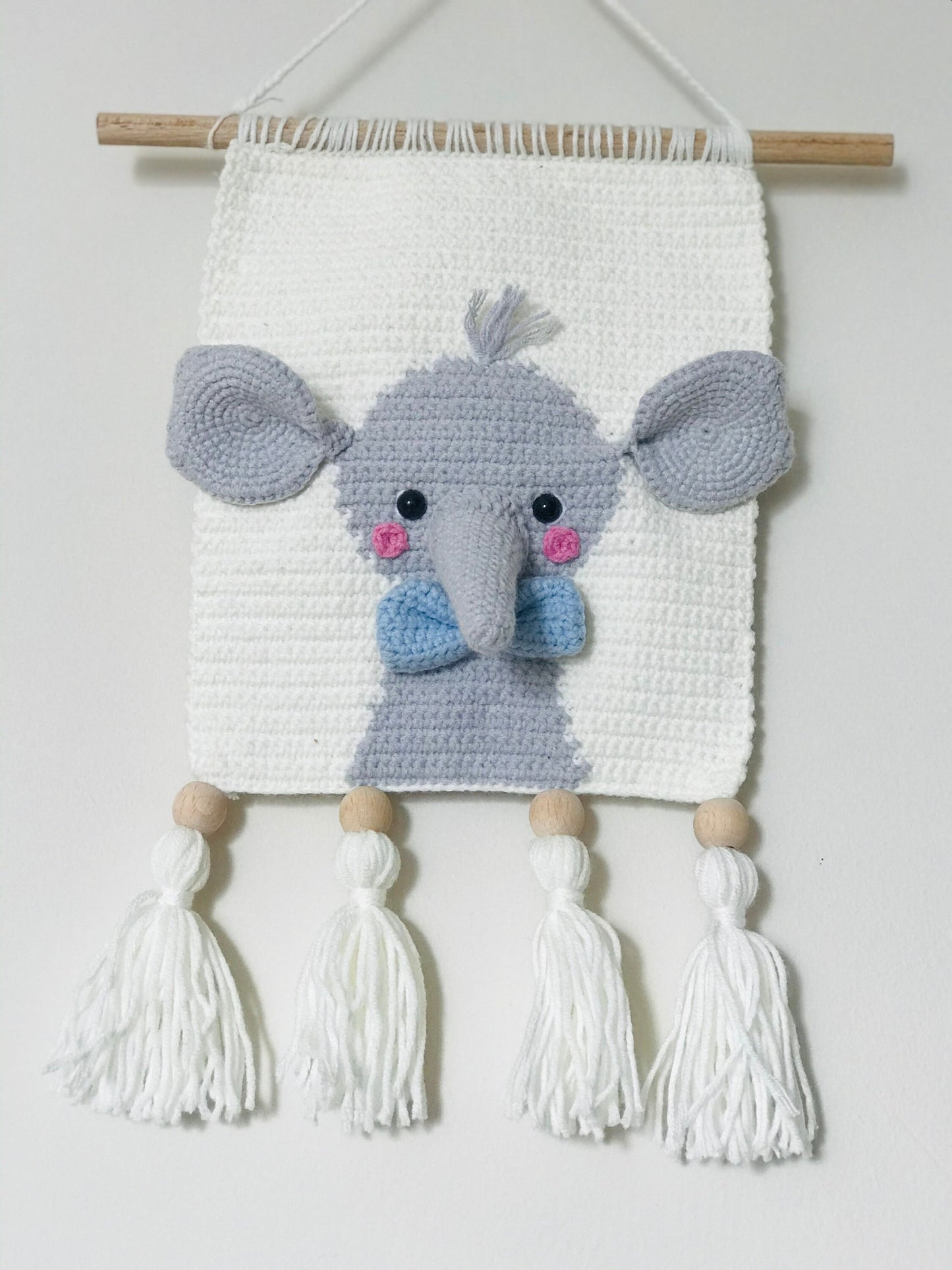 Crochet wall hanging with a woodland theme, featuring a lion, giraffe, and elephant Handmade nursery decor made from soft yarn in earthy tones Three safari animals in crochet form, perfect for a nature-inspired nursery Wall decor with a woodland vibe