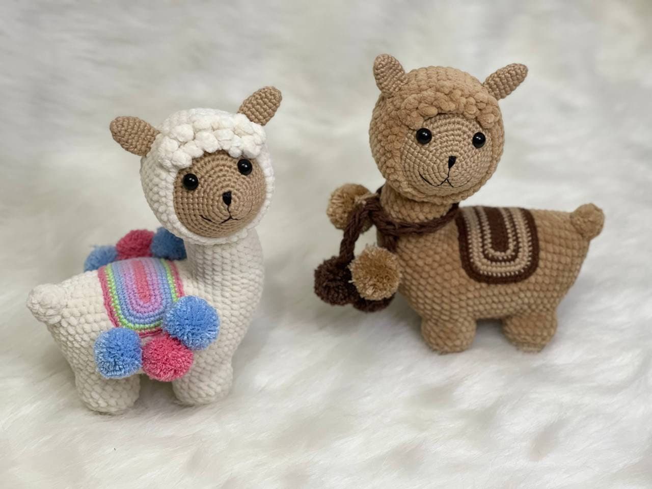 This charming crocheted alpaca comes in either a white or brown variant, both featuring soft colors that capture the gentle nature of the llama species. The adorable face and top knot pair wonderfully well with the posable legs and tail.