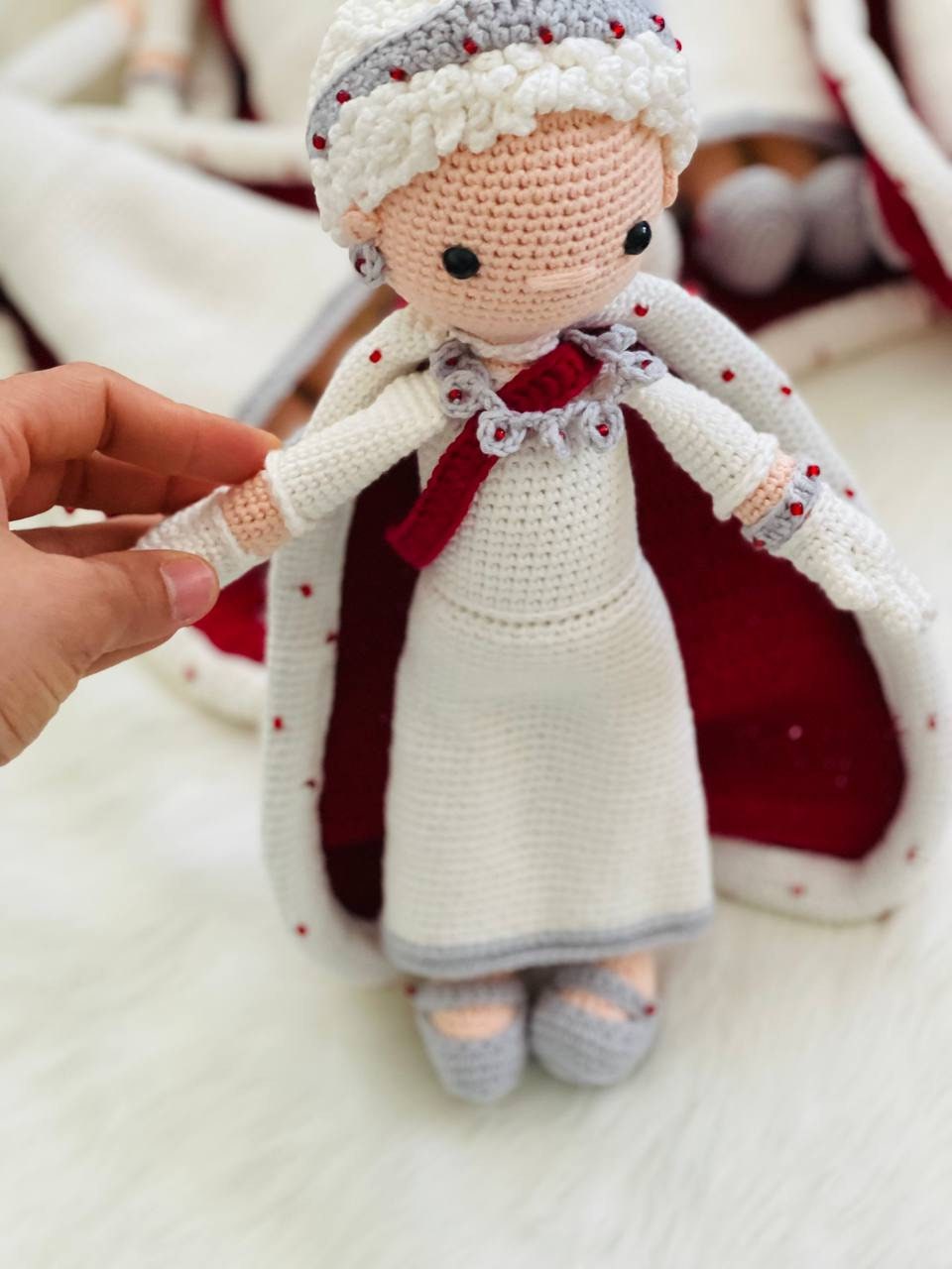The Jubilee special crocheted Queen Elizabeth Commemoration is a truly unique collectible! Stunningly crafted with the finest materials, this piece of art commemorates Queen Elizabeth's on the throne.