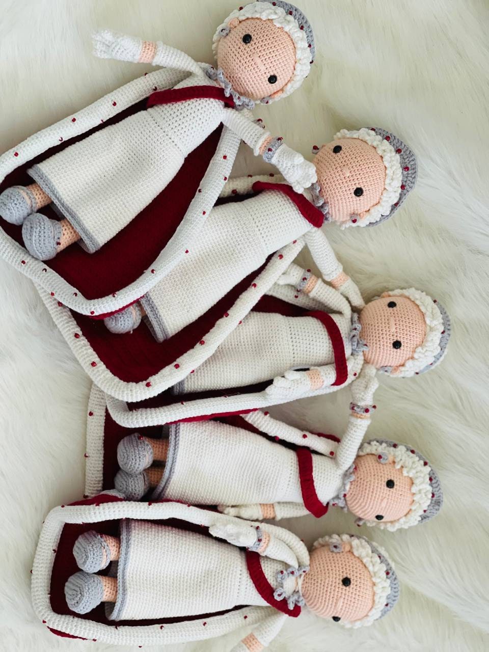 The Jubilee special crocheted Queen Elizabeth Commemoration is a truly unique collectible! Stunningly crafted with the finest materials, this piece of art commemorates Queen Elizabeth's on the throne.