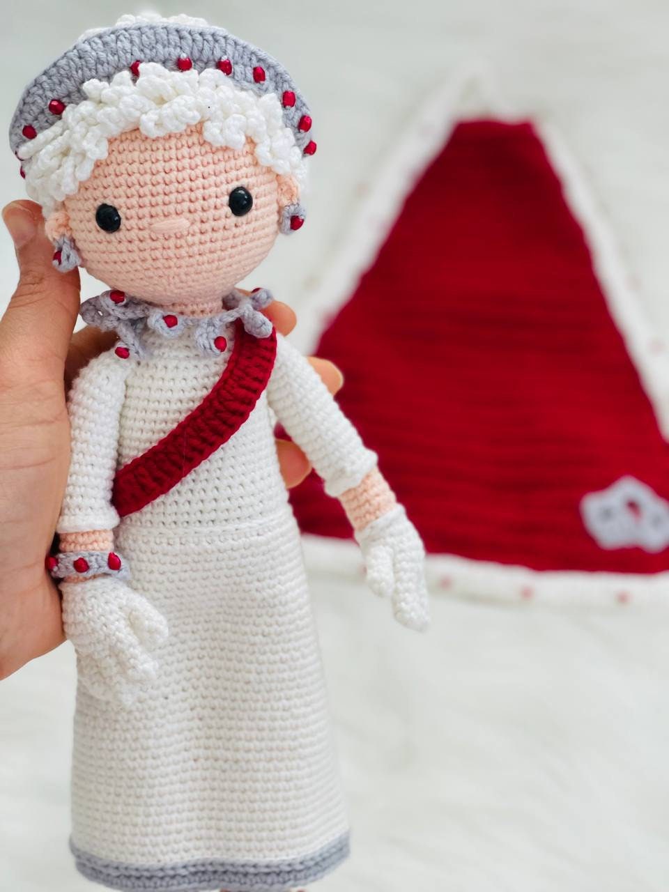 The Jubilee special crocheted Queen Elizabeth Commemoration is a truly unique collectible! Stunningly crafted with the finest materials, this piece of art commemorates Queen Elizabeth's on the throne.