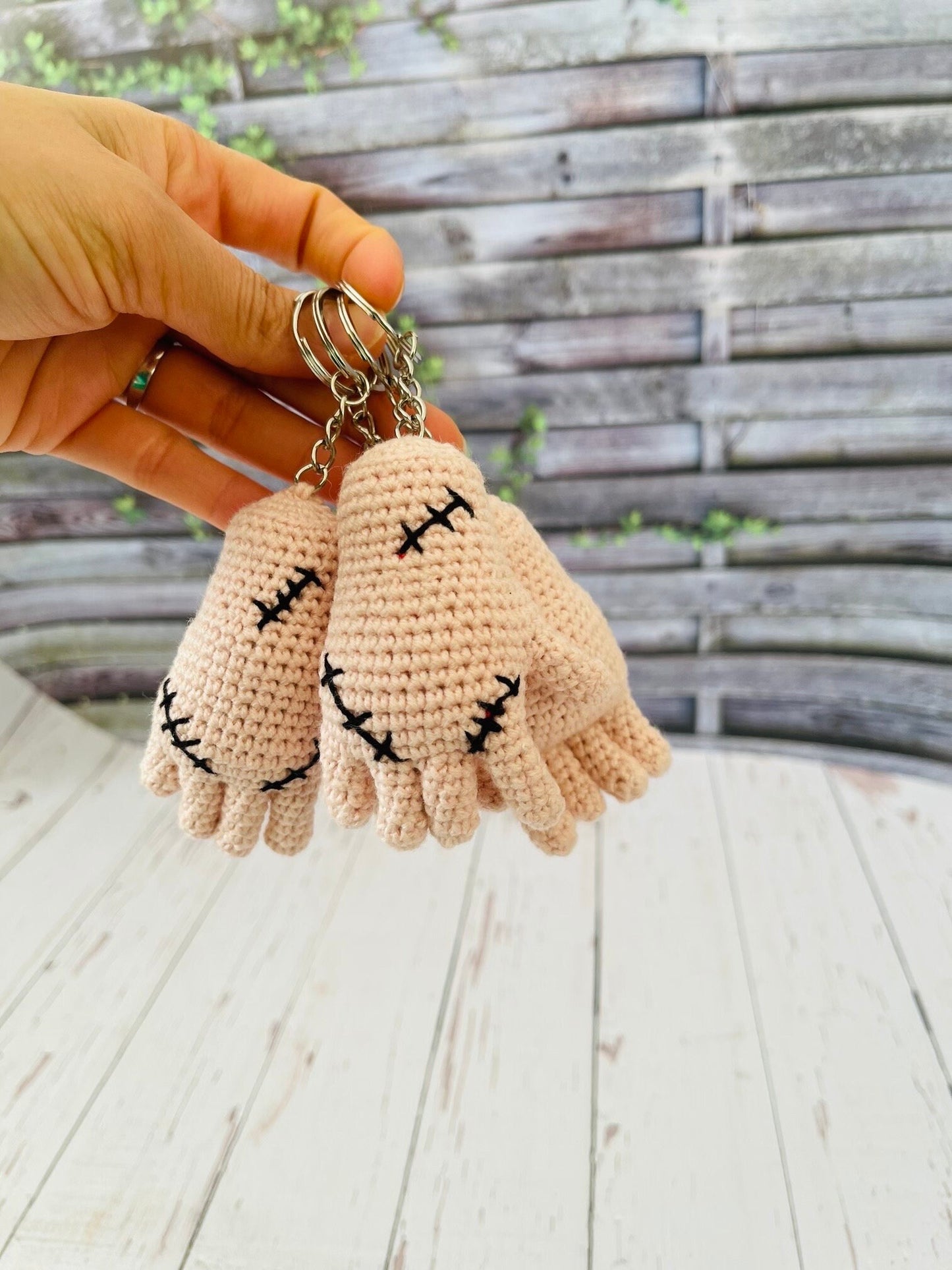 Handmade crochet "Thing" keychain, inspired by the classic horror movie, perfect for horror fans and collectors. Available in various colors. A great addition to your keys, backpack or purse.