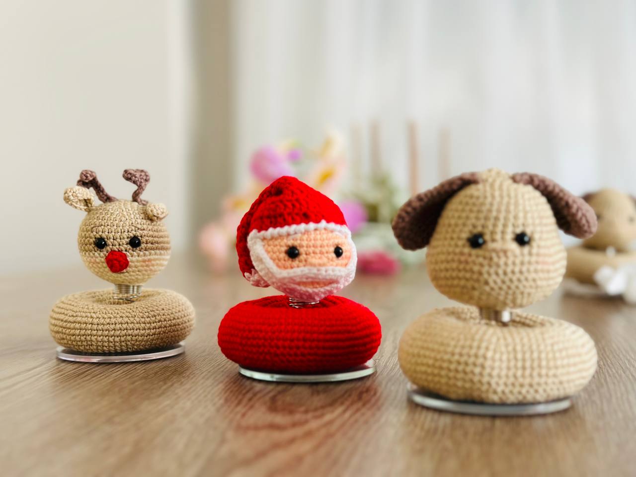 Dashboard shaking head decor